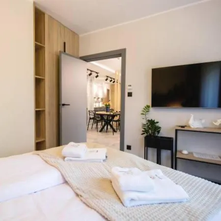 Prywatny Stone Hill Rackiewicz Z Basenem アパート